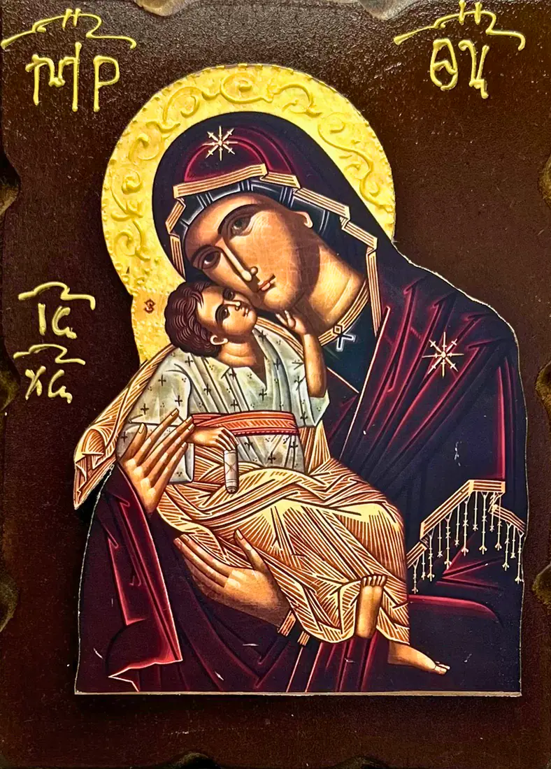 3D ikona Presvete Bogorodice Umiljenje (Glikofilusa) - Hristos se obraz uz obraz privija uz Majku u tamnocrvenom maforiju, monogrami ΜΡ ΘΥ i IC XC - dvoslojna ikona na tamnoj MDF dasci sa talasastim rubom
