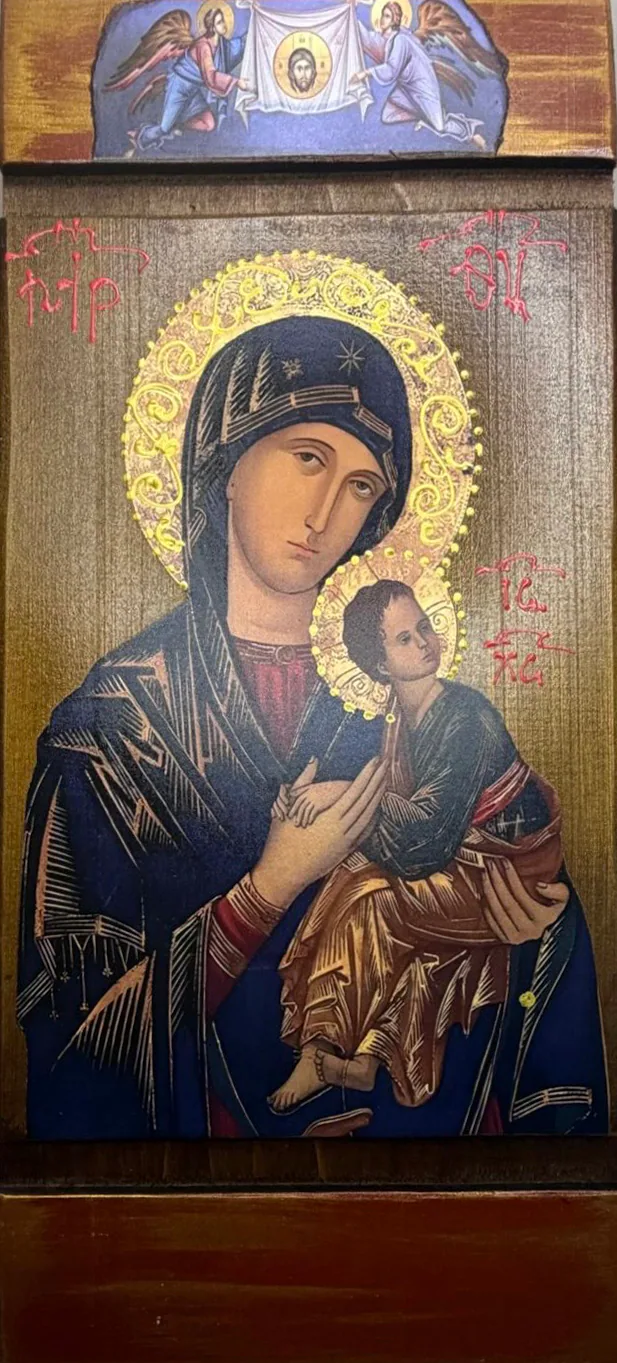 Drvena ikona Presvete Bogorodice Stradalne sa Nerukotvorenim Spasom - Bogorodica u tamnoplavom maforiju drži malog Hrista, zlatni reljefni oreoli, monogrami ΜΡ ΘΥ i IC XC, iznad dva anđela drže ubrus sa Hristovim likom