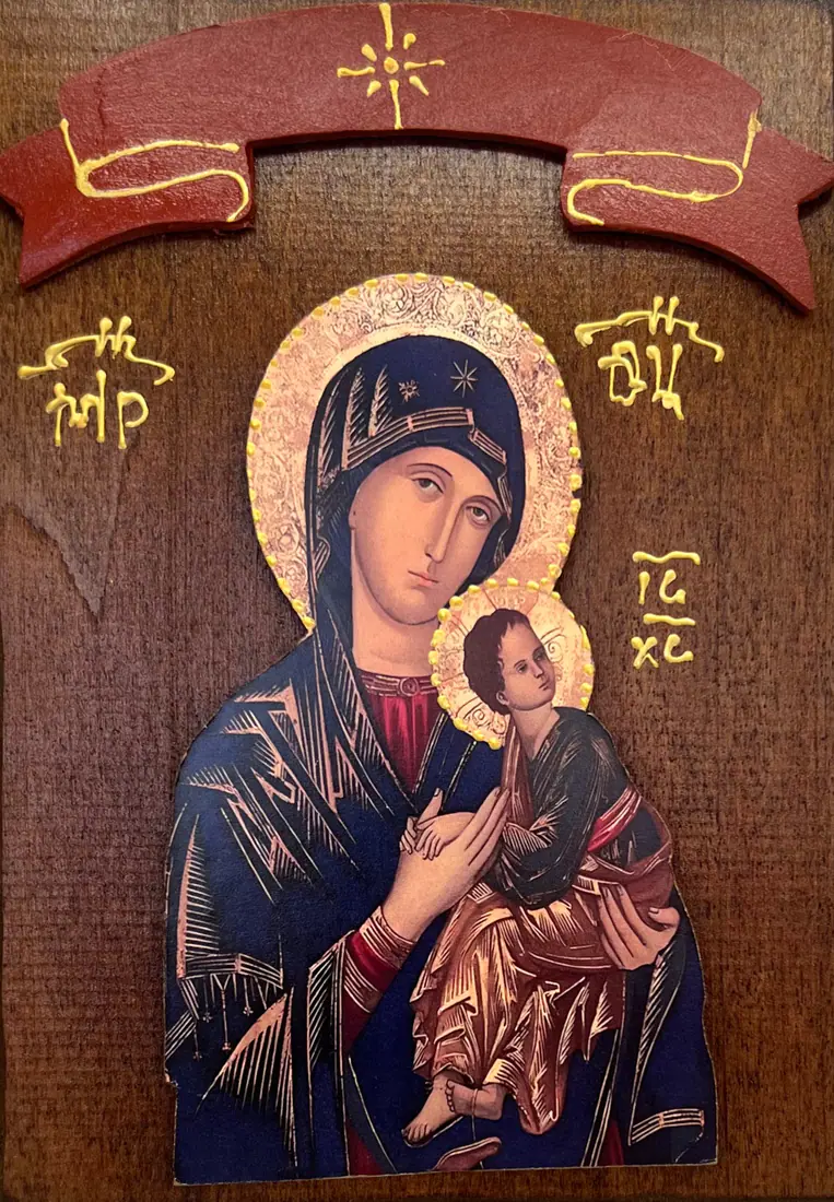 Drvena ikona Presvete Bogorodice Stradalne (Strasne) - Bogorodica u tamnoplavom maforiju drži malog Hrista koji je hvata za ruku, zlatni reljefni oreoli, monogrami ΜΡ ΘΥ i IC XC, crvena traka na drvenoj dasci
