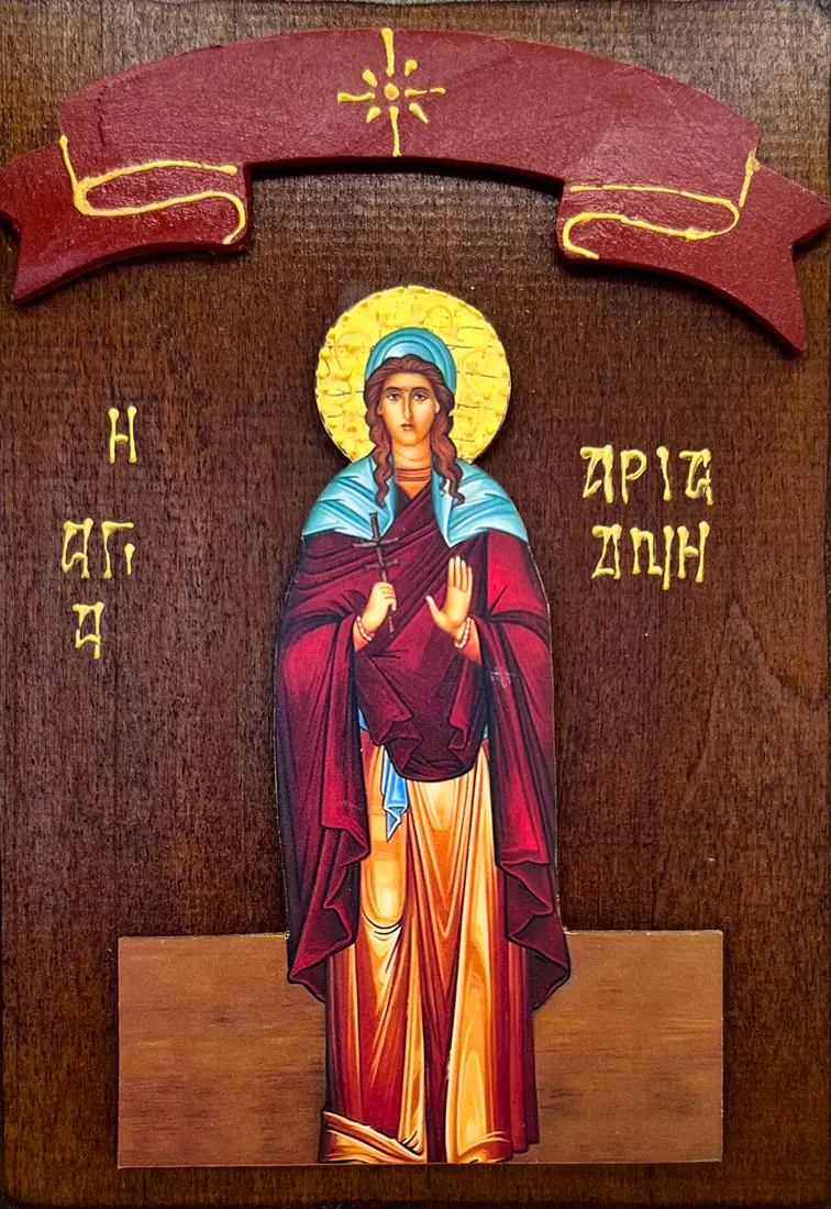 Drvena ikona Svete mučenice Arijadne - svetiteljka u punoj visini sa krstom, u crvenom maforiju i zlatnoj haljini, grčki natpis Η ΑΓΙΑ ΑΡΙΑΔΝΗ, crvena traka na drvenoj dasci