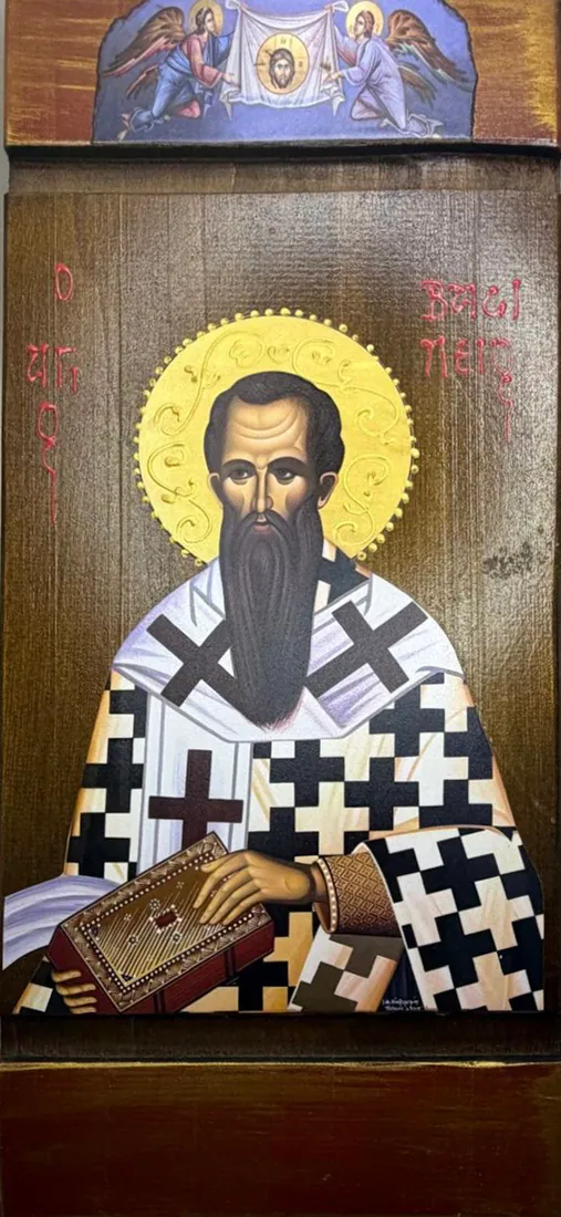 Drvena ikona Svetog Vasilija Velikog sa Nerukotvorenim Spasom - arhijerej tamne brade u belom omoforu sa crnim krstovima drži Jevanđelje, natpis Ο ΑΓΙΟΣ ΒΑΣΙΛΕΙΟΣ, iznad dva anđela drže ubrus sa Hristovim likom