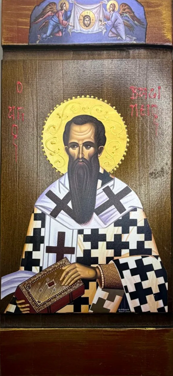 Drvena ikona Svetog Vasilija Velikog sa Nerukotvorenim Spasom - arhijerej tamne brade u belom omoforu sa crnim krstovima drži Jevanđelje, natpis Ο ΑΓΙΟΣ ΒΑΣΙΛΕΙΟΣ, iznad dva anđela drže ubrus sa Hristovim likom