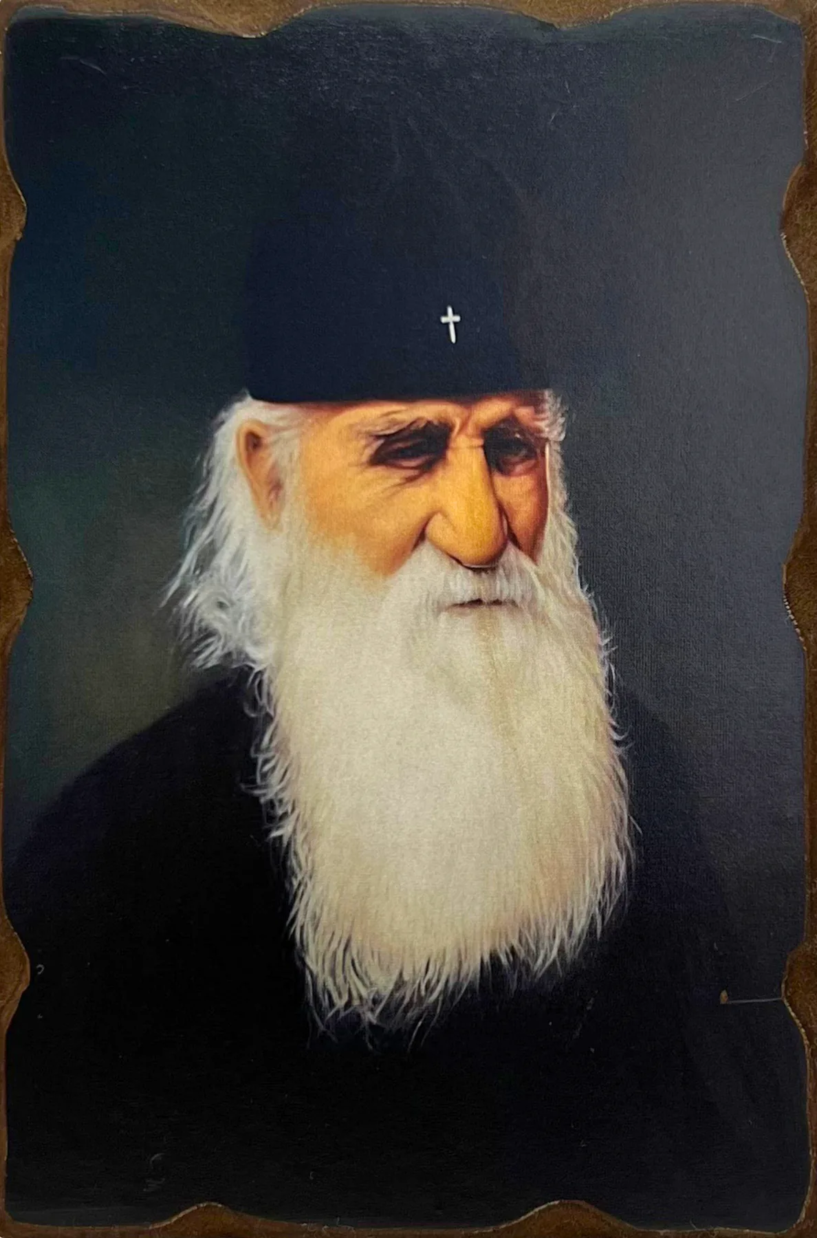 Ikona Svetog Justina Ćelijskog (Popovića) - stariji monah duge sede brade u crnoj kamilavci sa belim krstom, tamna pozadina - pravoslavna ikona, litografija na MDF dasci sa ručno zasečenim rubom
