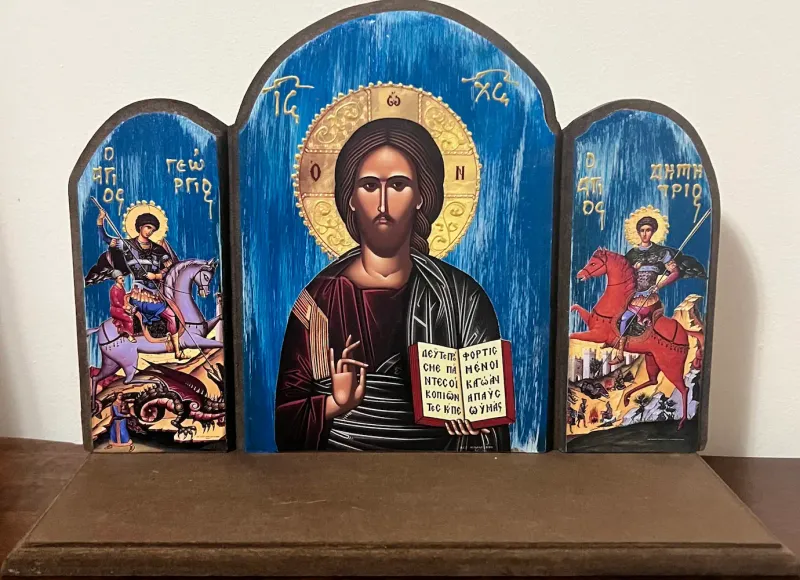 Kućni ikonostas (triptih) sa Hristom, Svetim Georgijem i Svetim Dimitrijem Kućni ikonostas (triptih) sa Hristom, Svetim Georgijem i Svetim Dimitrijem