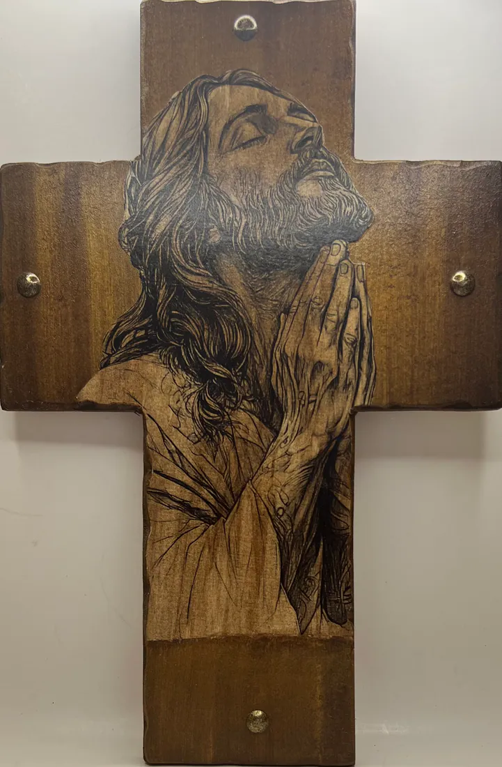 Pravoslavni zidni krst Isus Hrist u molitvi - realističan crtež Hrista sklopljenih ruku i podignutog lica, topao braon ton, zlatni ukrasni zakivci na krajevima krakova