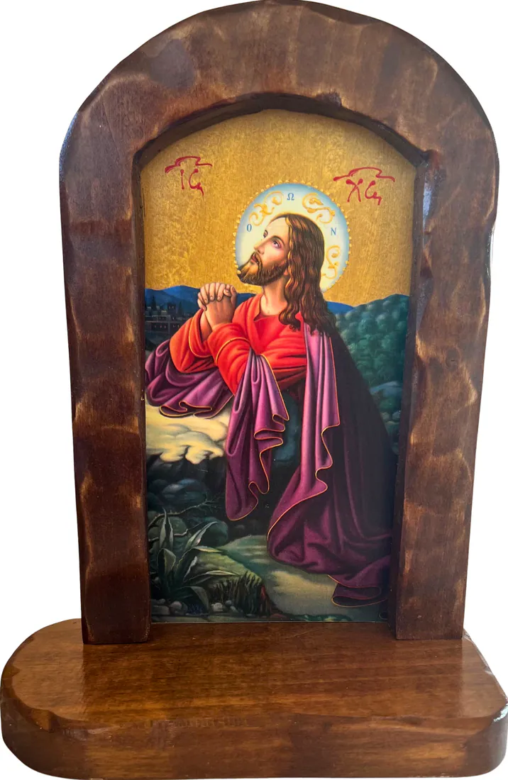 Stona ikona Isusa Hrista u Getsimanskom vrtu - Hristos u crvenoj haljini i ljubičastom plaštu kleči na steni i moli se, zlatno nebo i monogram IC XC, rezbaren drveni luk na drvenom postolju