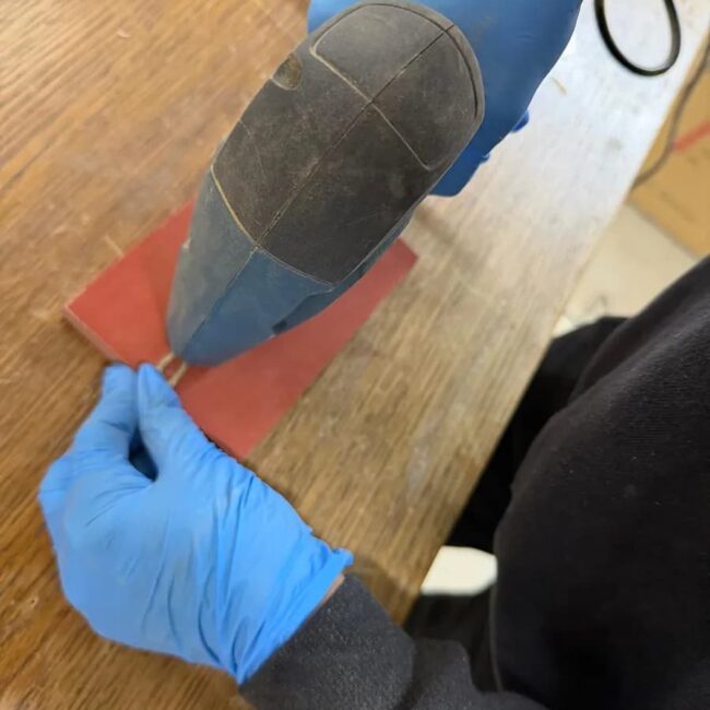 Bušenje pozadine ikone bušilicom radi postavljanja kanapa za kačenje na zid.